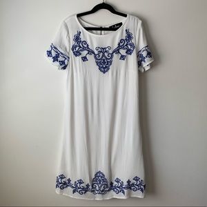 TALE TO TELL WHITE EMBROIDERED SHIFT DRESS XS